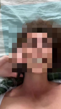 Je baise l’it guy en parlant à mon mari au téléphone