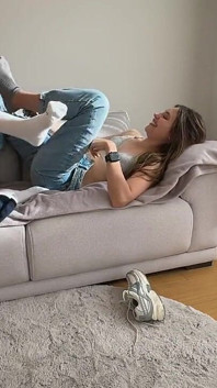 İki lezbiyen güçlü kokulu ayaklara sahip kadın güreş maçı yapıyor