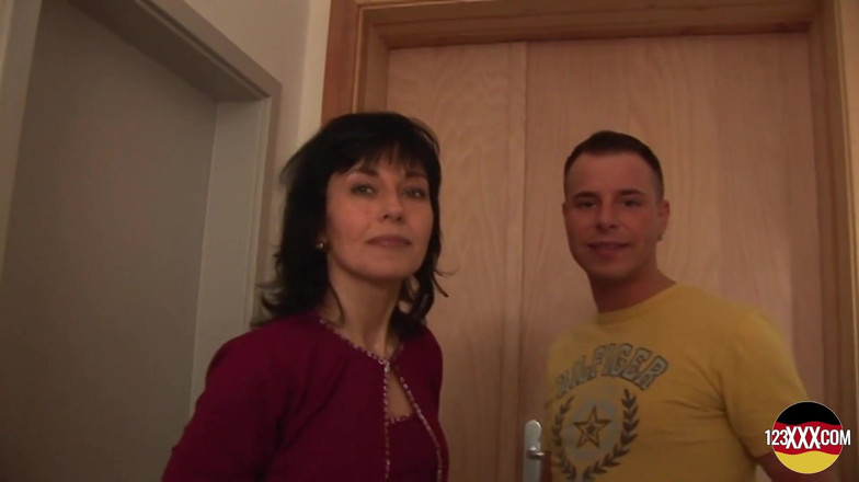 123XXX - 100% Amateurs: Po krótkiej czacie seksowna brunetka wyjaśnia, kto jeździ kutas najlepiej.