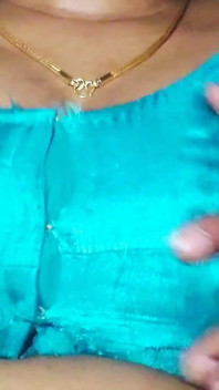 Makcik panas seksi menggoda teman lelakinya dengan buah dadanya