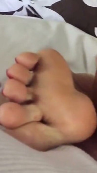 Tatie Annette se réveille et me branle sur ses pieds