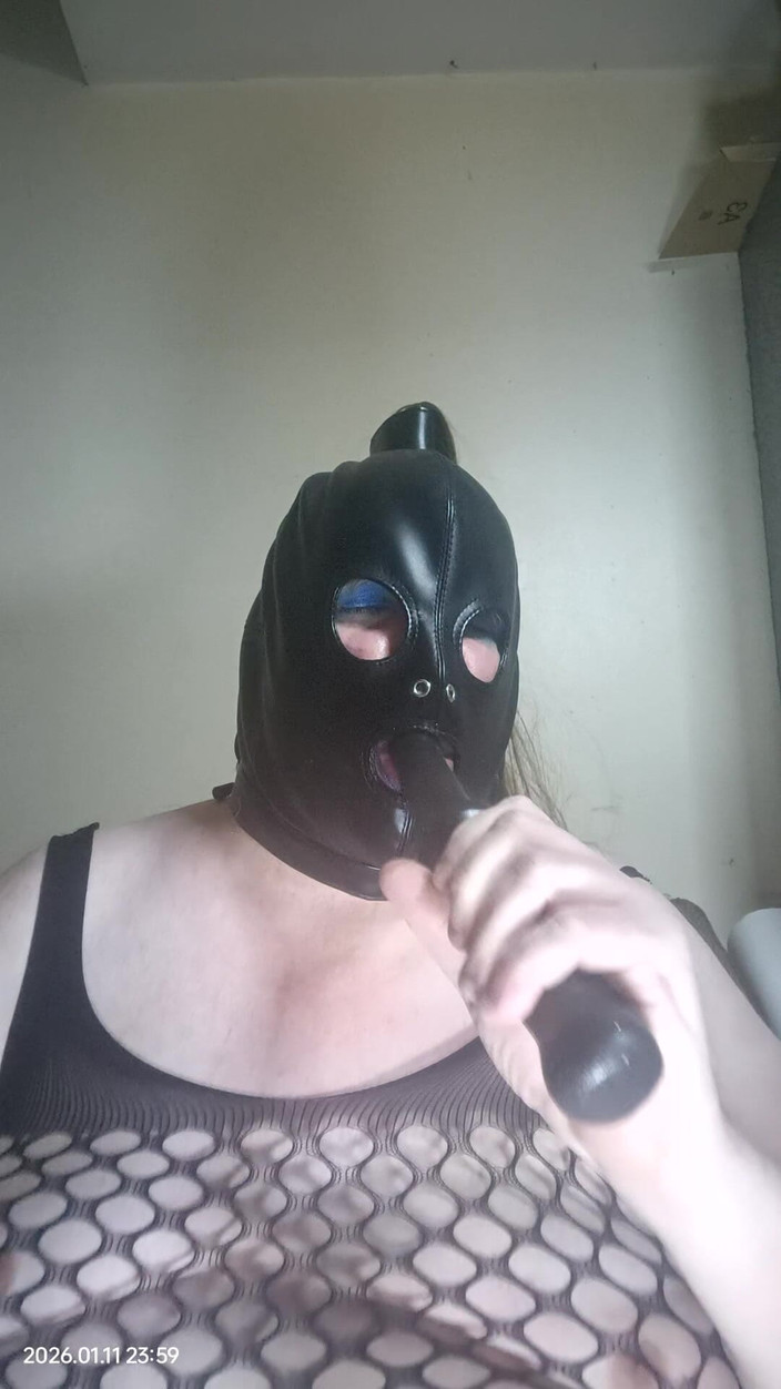 Stephanie-Nicole-TV: Grandota tv chupa consolador y golpea sus mejillas también