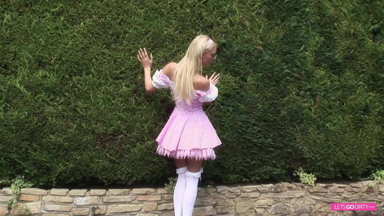 Onlyvids: Orgia cosplay scopata con cagna bionda e gemelle bruna