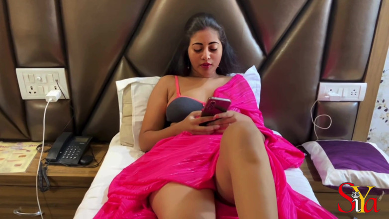 Vicky Siya: Bhabhi desi seksi dikongkek semasa bercakap dengan suami