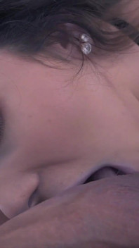 Vollbusige amilia Onyx gibt footjob und wird gefickt