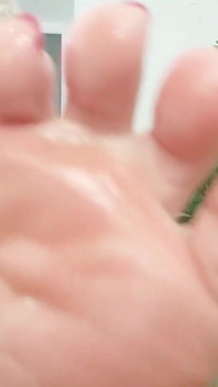 Piedi oleosi sexy video caldo: Arya Grander (feticismo del piede)