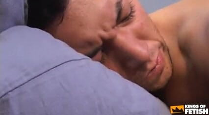 Gay Diaries: Un tipo arrapato si fa leccare il culo rasato e...