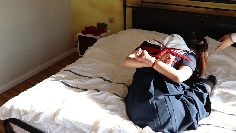 Aisan girl bondage: Una ragazza in calze nere viene frustata dal suo proprietario.