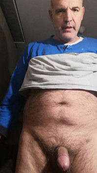 Un Quick With A Huge Cumshot Ca să Dormi Mai Bine!