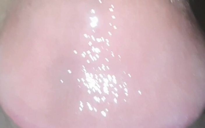 Lubina45: ある男が自分の部屋で自分を見つめ直すのに時間をかけている。