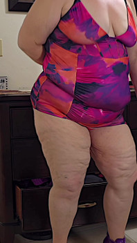 Prsatá milfka s velkým zadem v mini šatech flash tlustý zadek