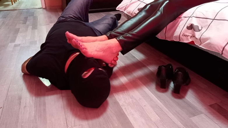 Worshipped by Alex: Adorer les pieds d'une femme en rouge et noir