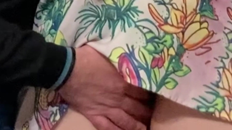 Niki studio: Total stranger pociera ogolone cipki w metrze