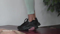 Sadurnus: Medan Nomi är i telefonen, har slaven en orgasm