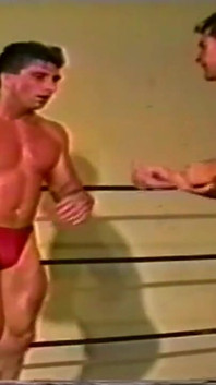 Des mecs matures se battent sur le ring, prolapsus anal exposé