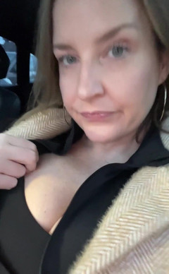 Avril Showers: 我在家里度过了一个美好的小假期。我在2023年旅行了很多次，我的身体真的感觉到了。很高兴得到