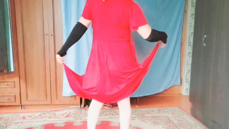 Kitty_Cross: 甜美的Femboy在日落时分靠在阳台栏杆上