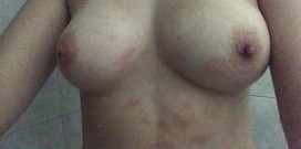 Thebeautybadby: žena si koupe prsa