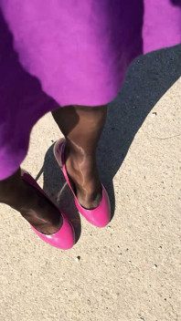 Sissy urine spontanément dans ses nouvelles collants pendant une pause