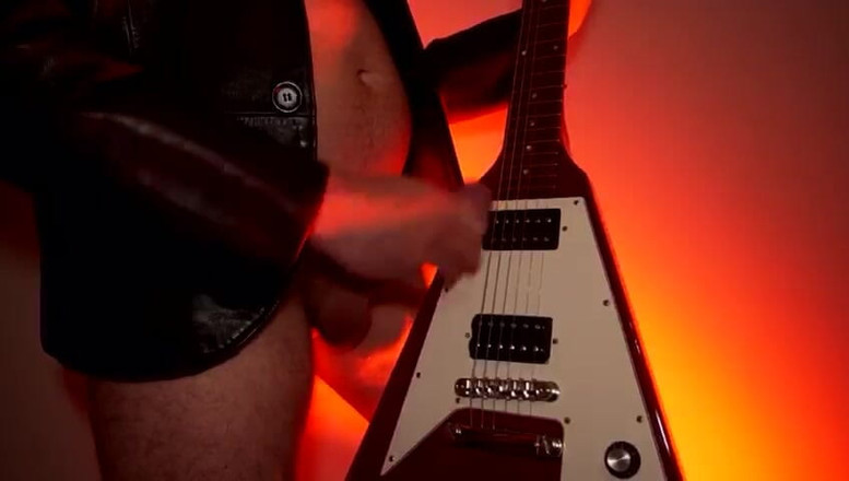 Hectortoro: Гей играет на гитаре