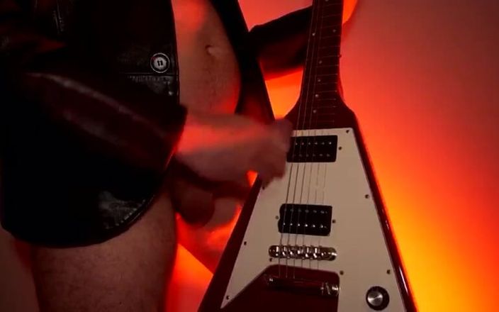 Hectortoro: Gái đồng tính chơi guitar