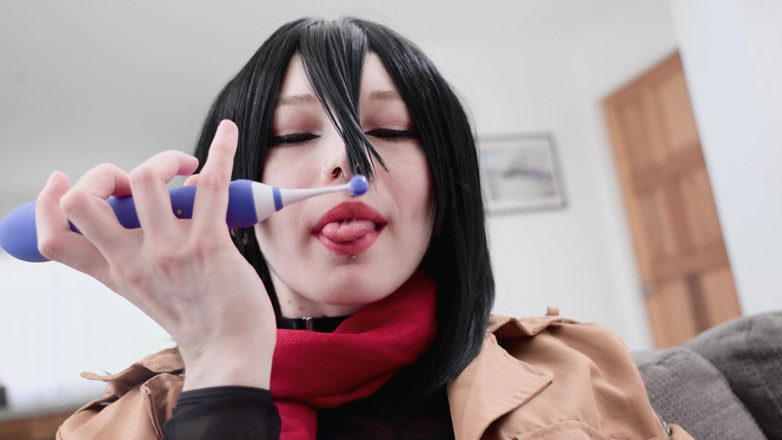 Karneli Bandi: Slutty Mikasa Menunjukkan Kepada Anda Cara Menggunakan Lubangnya