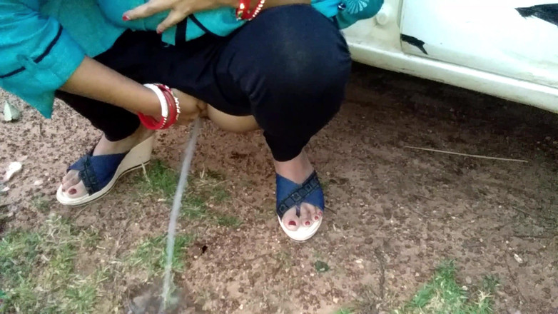 QueenSonali: Indian couple fucking in Forest outside the Car