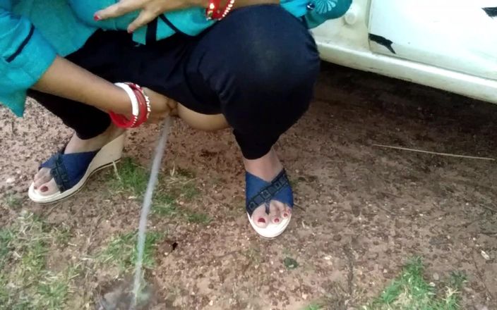 Step Mummy Sonali: Pasangan India ngentot di hutan di luar mobil