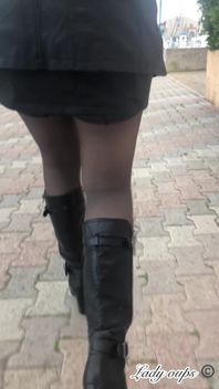 Mini Jupe En Cuir Sans Culotte Et Exhibition En Public
