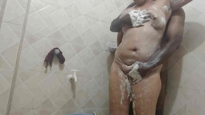 Sexy sindu: Incitanta Sindu face baie cu iubitul