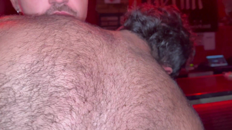 Tom Storm: Berlin Dark : J’ai utilisé mon chiot partout sur le bar