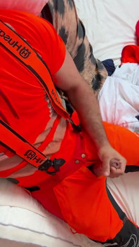 Tyler Blake Hivis Oduncu Iş Kıyafetleriyle Mastürbasyon Yapıyor - Kas Esneme Ve Patlayıcı Boşalma
