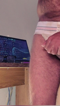 Harige kerel rookt in jockstrap