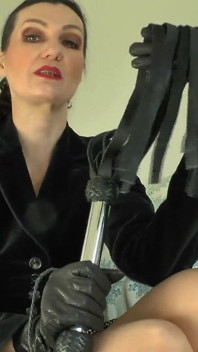 Preparatevi prima di essere frustati in una gabbia per cazzi lady victoria valente