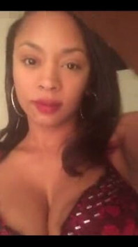 Cewek sange ini menggodaku dengan bra merahku dan stoking ketatnya