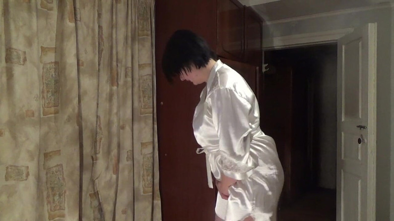 Sexy Milf: Dona de casa sexy em roupão branco de seda desperando...
