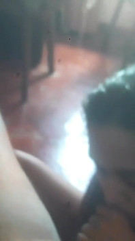 Mucama chupando el esperma y saca sus piernas