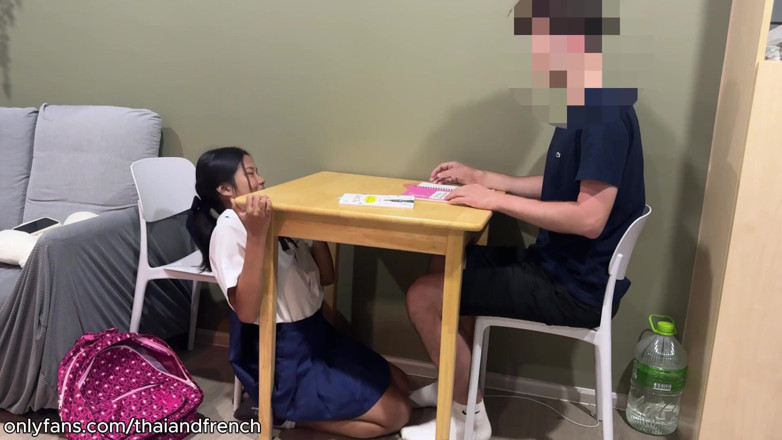 ThaiAndFrench: 18letá thajská studentka kouří svého učitele angličtiny