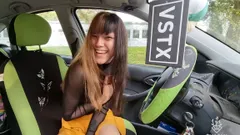 Squirta fuori dalla macchina nel parcheggio!!