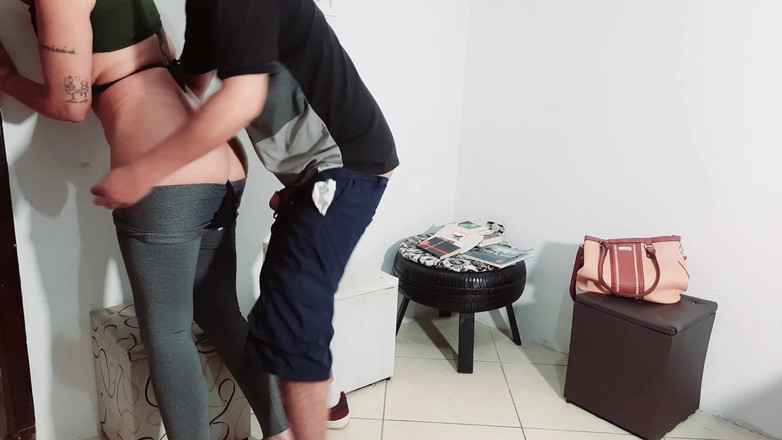 Gabi SweetCouplesStories: 彼はレセプションでペニスを取り出し、手を差し伸べた