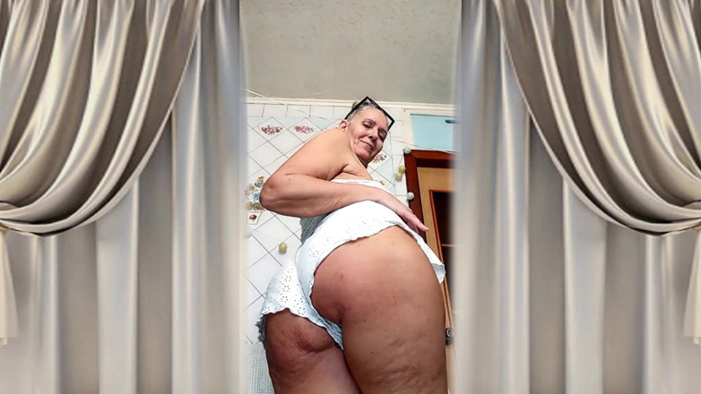 Lukerya: Die Heiße, Reife Lukerya Twerkt Ihren Po in Weißen Shorts...