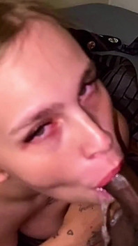 Blondynka zostaje zerżnięta przez cały dzień za swoje bday