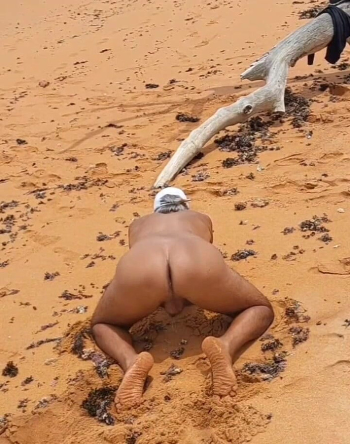 Ladysilvas: Ladysilva sexy à poil sur la plage exhibe son cul sexy...