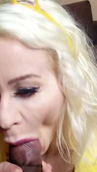 Drobné blondýnky milují uctívání černého ptáka