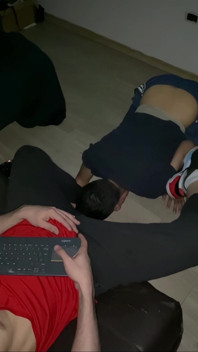 Ele conhece o lugar dele. Eu faço ele começar onde todo bom submarino deve aos meus pés