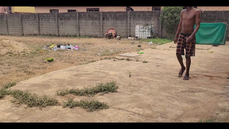 Home Alone: Alice é uma jovem esposa chantageada por seu cunhado !! Aliás, ela...