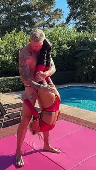 Venkovní sexwrestle Tatiana Steele vs Jay Spear