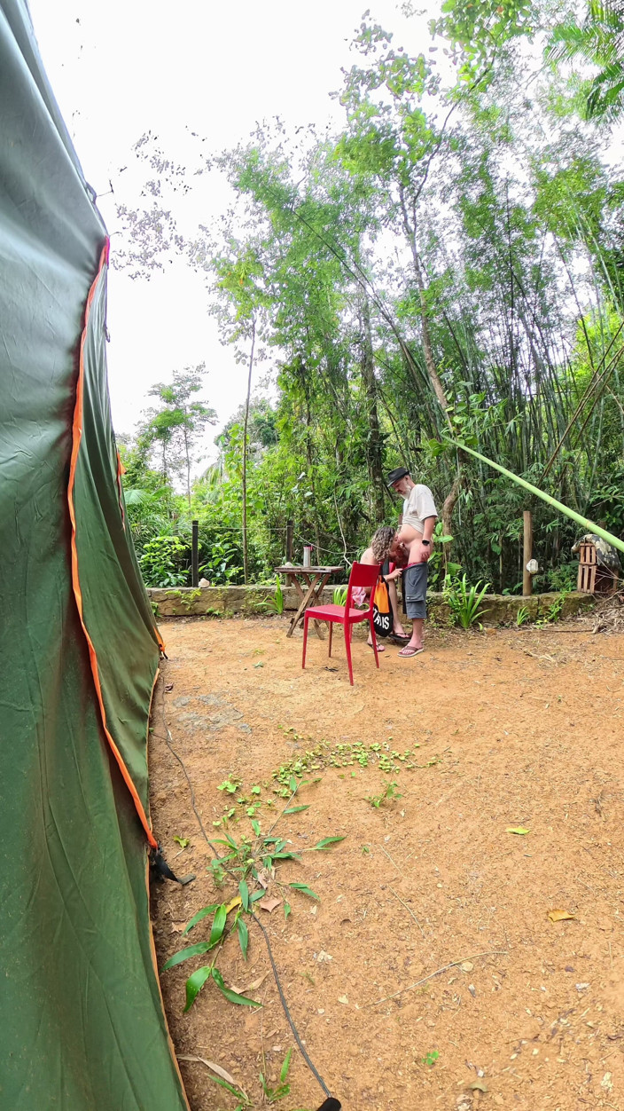 Victor SweetCoupleStories: Des inconnus baisent dans un camping public.