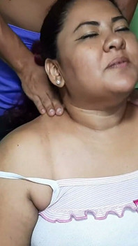 Eu dou ao empregado uma massagem deliciosa e uma lambida nos peitos