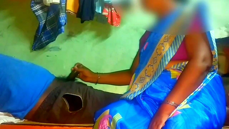 Desi Sathiya: Indická žena v domácnosti tetička kouří